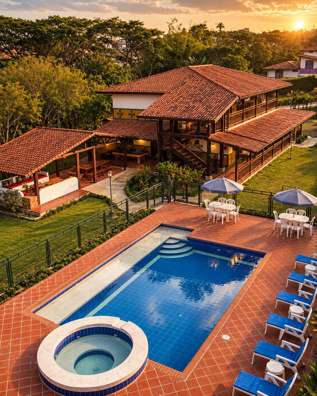 Vista aérea de Casa Heliconia con su piscina rodeada de naturaleza en Montenegro, Quindío